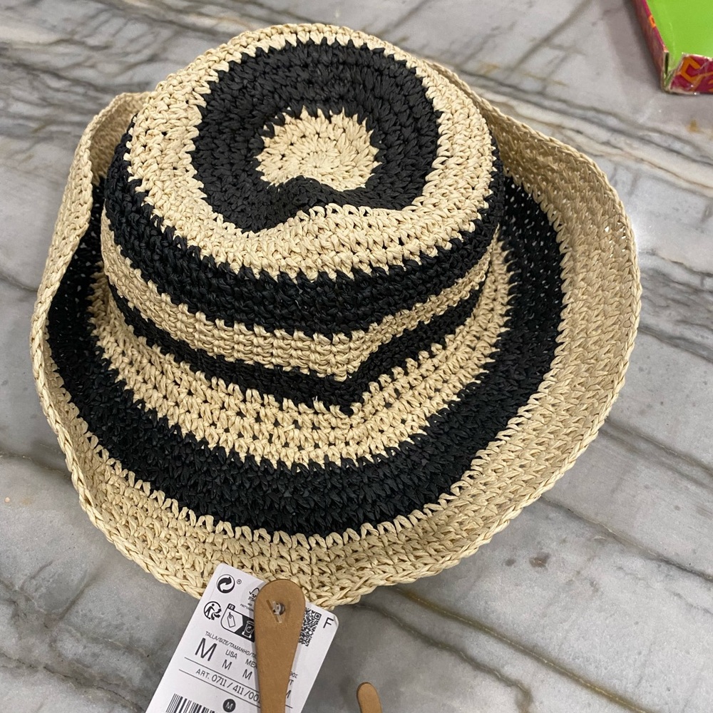 New Stradivarius Woven Hat with Black and Tan Design